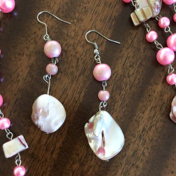 Pink  shell and faux pearl 36” necklace and matching hanging earrings - Picture 4 of 6